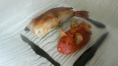 Croustillant de gambas, concassée de tomates rouelle d'ail
