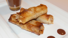 Nems pommes-bananes, coulis de chocolat chaud.