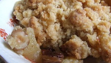 Crumble aux pommes, raisins et noisettes