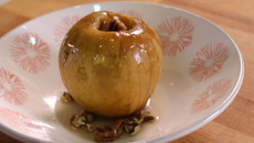 Pommes au four farcies de noix de pécan et de miel