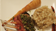 Carré d'agneau des collines du Connemara en tenue d'automne, brunoise de topinambour et panais confit