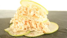 Salade de crabe sur lit de pommes vertes