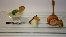 Déclinaison de topinambours : velouté, purée et chips, coquilles Saint-Jacques lardée à l'orange