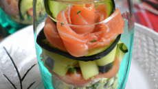 Verrine de saumon fumé, fromage sur dés de concombre