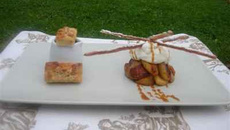 Pommes caramelisées vanille bourbon, mousse de faisselle miel vanille, minis financiers au pain d'epice, caramel à la fleur de sel