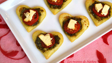 Cœurs feuilletés au pesto, tomate et feta