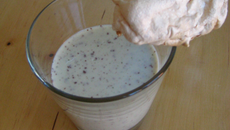 Pana Cotta à la menthe poivrée et éclat de chocolat accompagnée de sa meringue à l'anis vert