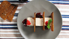 Parfait glacé prunes-caramel