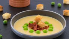 Velouté de petits pois, royale de lard fumé et biscuit croquant au piment d'espelette