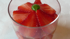 Panna cotta à la purée de fraises et citron vert, gelée de basilic