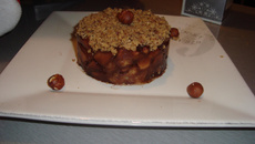 Délice de crumble à la noisette aux pommes, bananes et chocolat