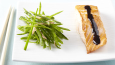 Dos de saumon laqué au miel de soja et pois gourmands croquants au gingembre