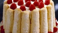 Charlotte au yaourt et aux fraises