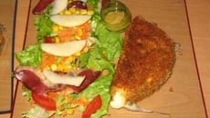 Salade composée et son reblochon pané