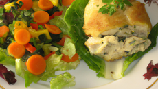 Volaille du Gâtinais en croûte de sel, fricassée de petits Légumes glacés et salade de cresson de Méréville