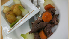 Daube au vin rouge & cocotte de grenailles et oignons