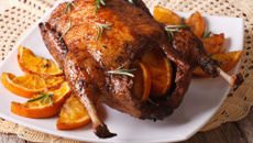 Canette cuite au four servie avec sa sauce à l'orange et au citron