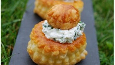 Mini-bouchées à la reine au fromage de chèvre