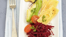 Salade d'avocat, de betterave et d'emmental grand cru, vinaigrette à la vanille