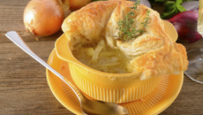 Soupe à l'oignon et son feuilleté au fromage