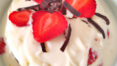 Dessert aux fraises et chocolat blanc sur lit de cassis, ou comment recycler un reste de crème