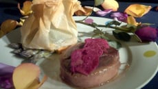 Canard caramélisé à la rose et au gingembre, aumônière de légume d'hiver au gingembre