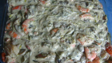 Coquilles saint jacques à la crème avec fondue de poireaux et crevettes