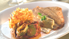 Petit carrelet, gaufre de pommes de terre et courgette à la provençale