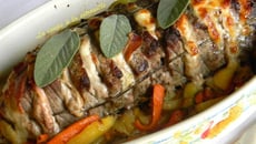 Rosbeef farci sur lit de légumes