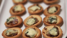 Mini tartelettes échalotes roquefort