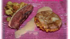 Tatin d'échalotes à la poire et sauce poire vanille et ravioles croustillantes