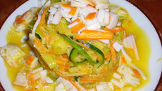 Surimi sur sa salade de légumes