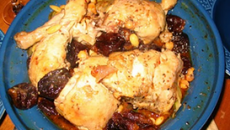 Tajine de poulet aux pruneaux sur courgettes & pois chiches