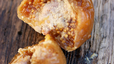 Figues pochées au Monbazillac, cœur de foie gras