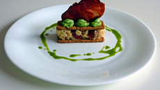 Mille feuilles de risotto au speck et tomates confites, crème de ciboulette