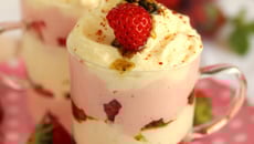 Fraises fromagères, pesto pistaches et menthe