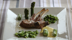 Carré d'agneau, légumes du moment, crème d'ail au safran, jus au Floc blanc