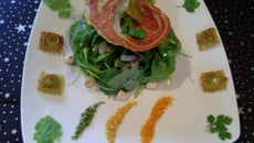 Salade de roquette, ravioles croustillantes et vinaigrette d'agrumes