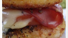 Hamburgers de polenta panés au bacon et aux tomates