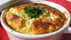 Clafoutis au chèvre, oignons et lard fumé