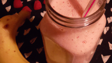 Smoothie rafraîchissant aux framboises et à la banane