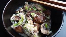 Papillotes de champignons, roquefort et coco, façon street food indonésienne