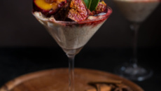 Pudding de Quinola onctueux avec prunes et figues épicées