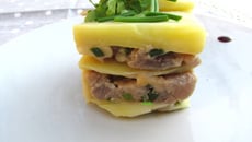 Tartare de thon en mille-feuiles de pommes de terre