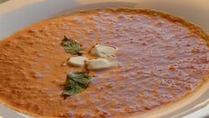 Velouté de poivrons aux ravioles