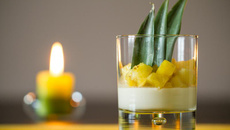 Panna cotta coco citron vert, ananas caramélisé vanille bourbon et rhum blanc