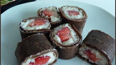 Sushi de crêpes au chocolat et fraises mentholées