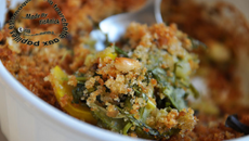 Croustillant de courgettes, roquette crue et pesto, chèvre et pignons