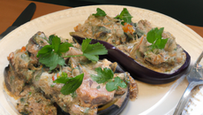 Poêlée d'aubergines au thon et au persil, sauce roquefort