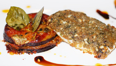 Filets de daurade en croûte d'herbe et roquefort aux épices, aubergines permigiana aveyronnaise